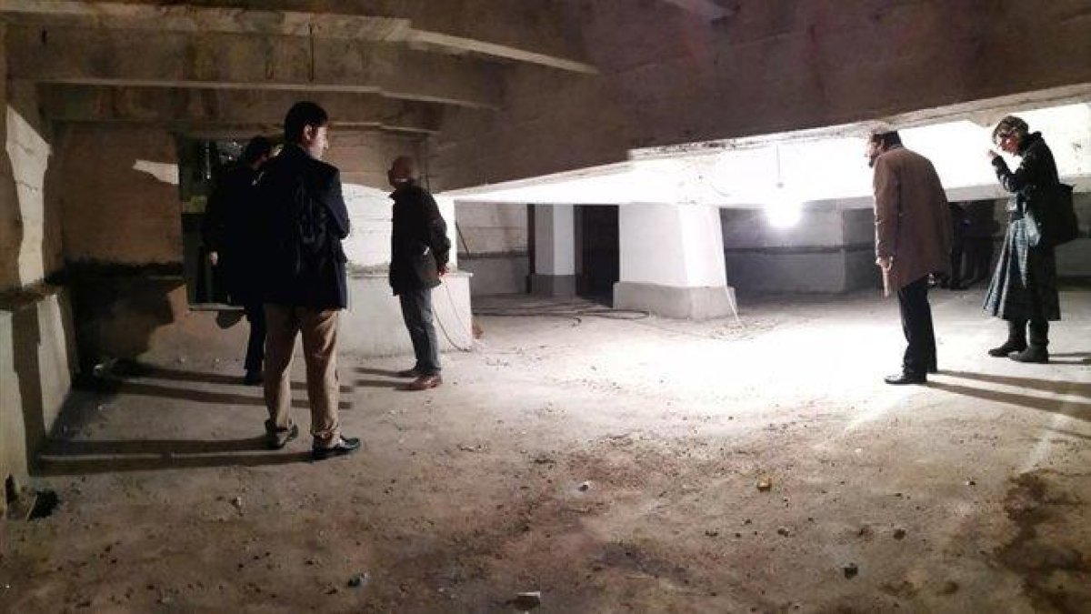 En marzo de 2019, un grupo de familiares de republicanos enterrados en Cuelgamuros obtuvo permiso de Patrimonio Nacional para acceder al tercer nivel de una de las criptas de la basílica del Valle de los Caídos. En la imagen, familiares en el interior.-EL PERIÓDICO