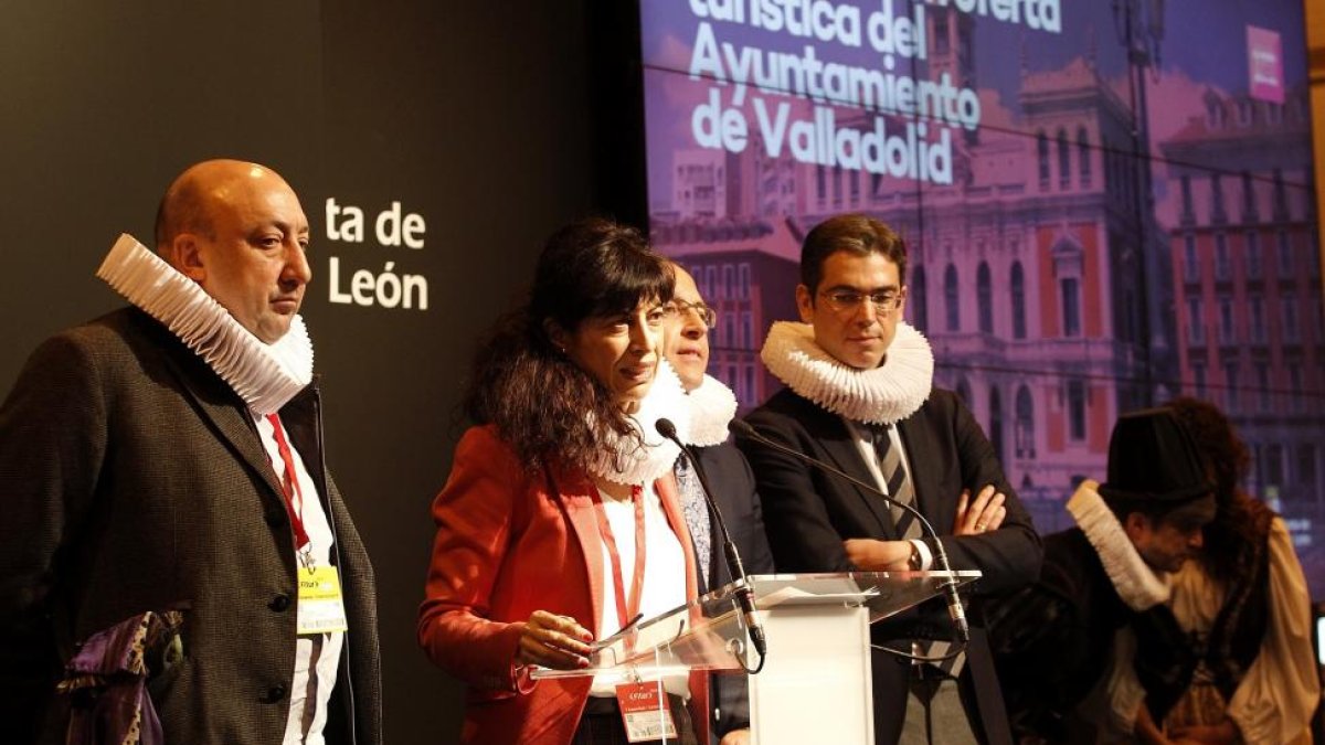 Jaime Fernández, de la Asociación de Hosteleros, la concejala Ana Redondo y Francisco Fernández, de la Asociación de Hoteles, en Fitur.-Ical