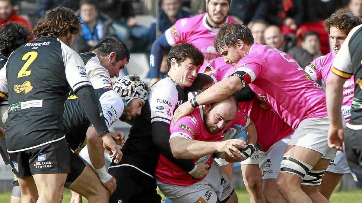 Pearce intenta placar a Peisi en el partido de ida de la semifinal disputado el pasado 11 de enero-J.M.Lostau