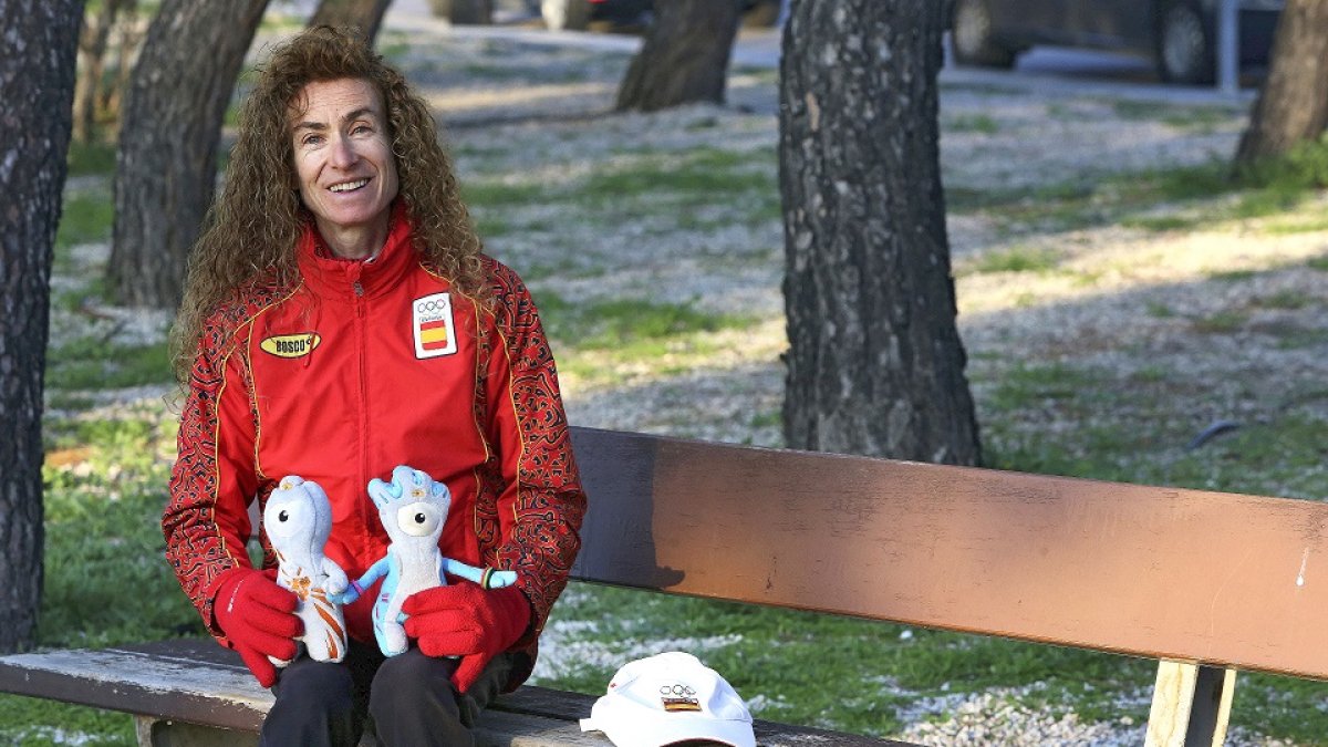 Elena Espeso posa con el chándal de España en los Juegos de Londres 2012 y las mascotas del evento olímpico. - BENITO ORDOÑEZ