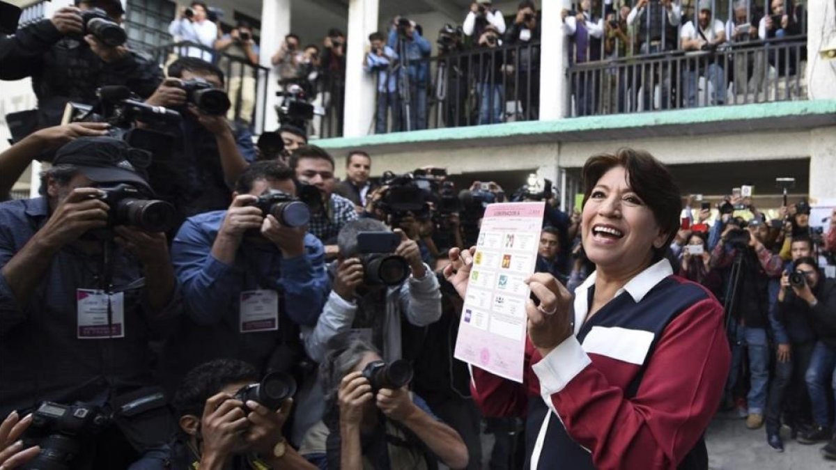 La candidata del partido Morena, Delfina Gómez, en el colegio electoral donde ha votado.-AP / DANIEL AGUILAR