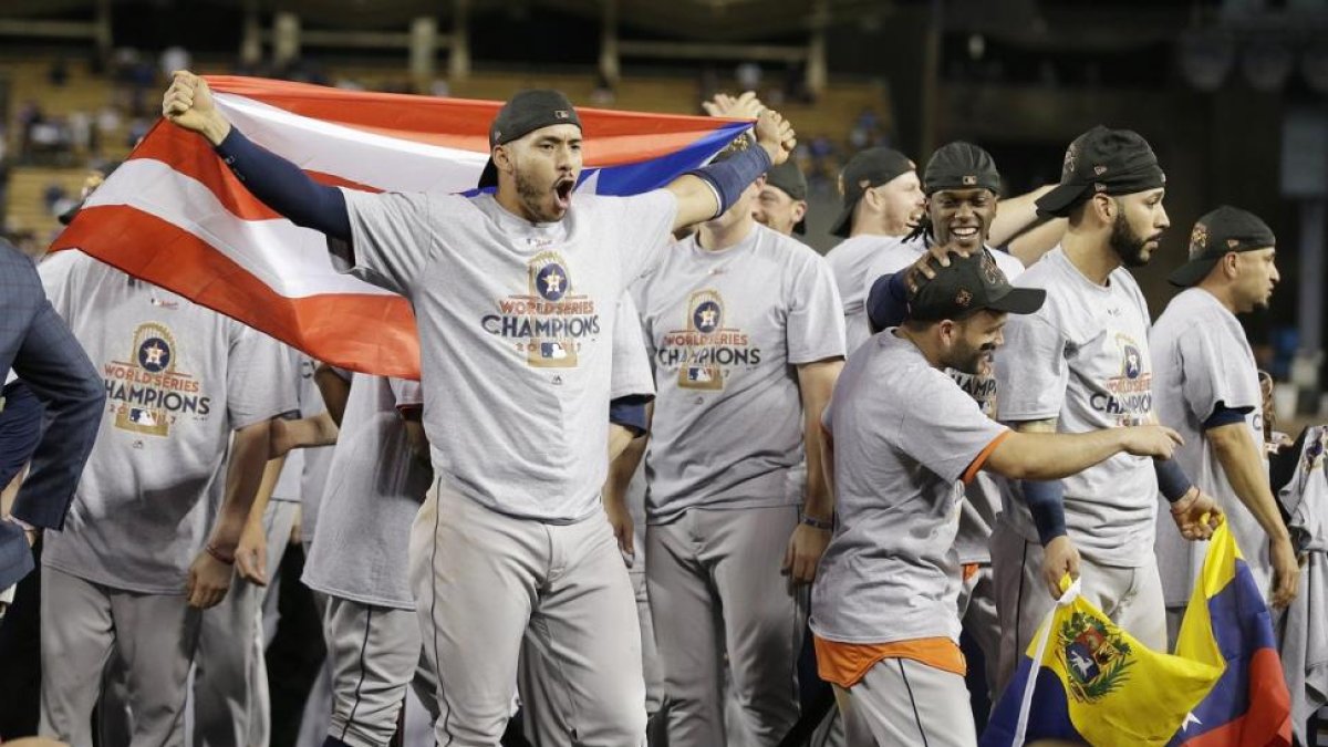 Carlos Correa (c-i) de los Astros de Houston celebra el triunfo de su equipo.-MIKE NELSON (EFE)
