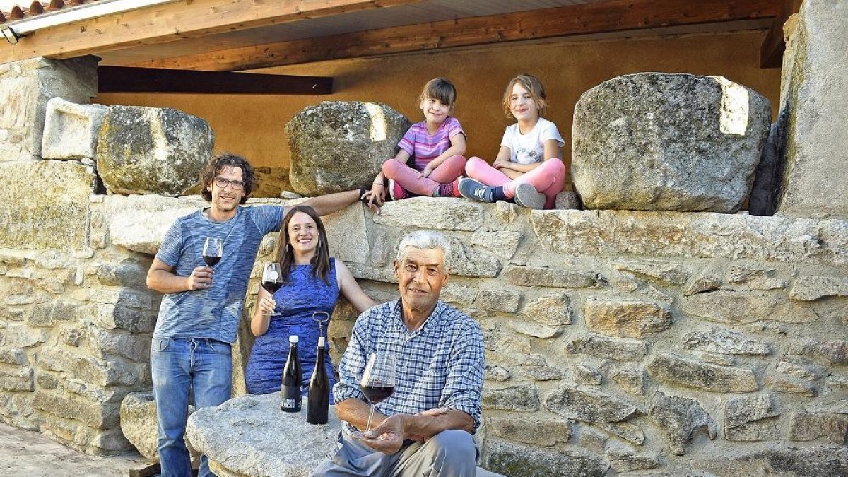 José Manuel, Liliana y Manolo posan con una copa de vino junto a Vero y Lola en Formariz de Sayago.-