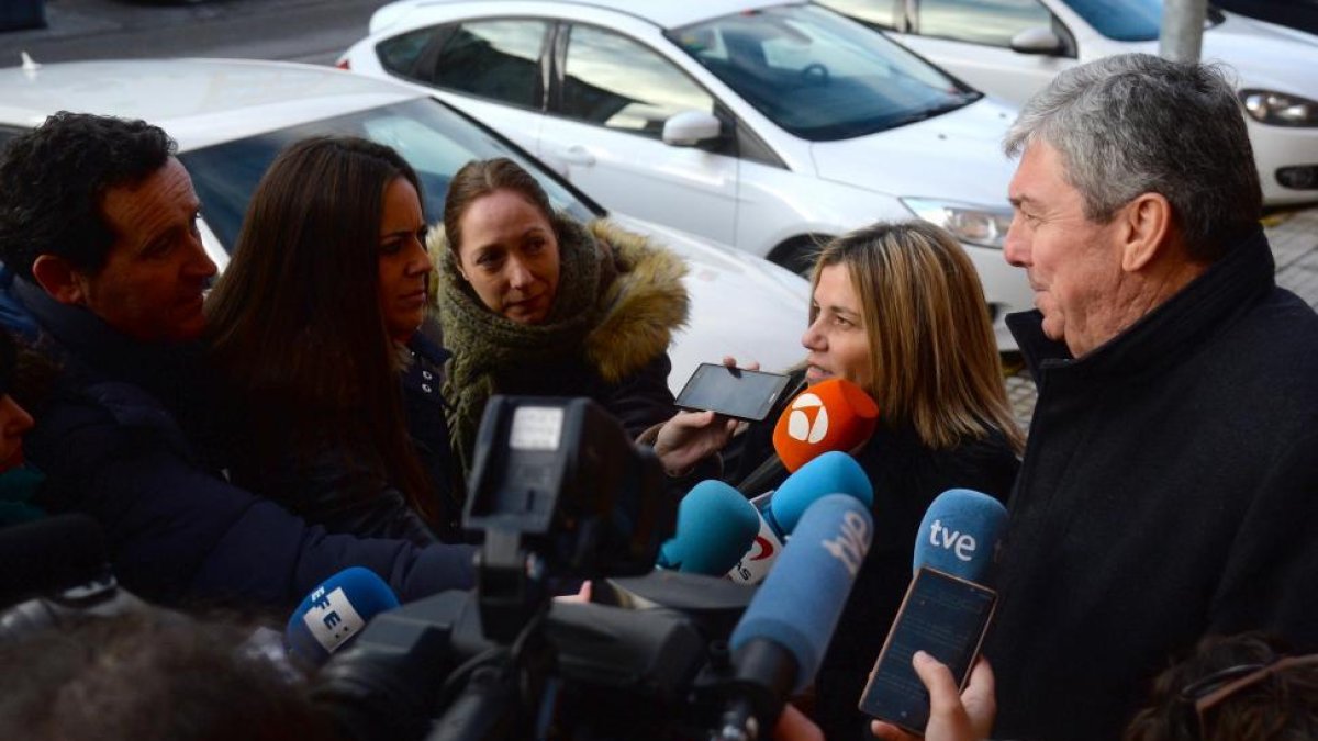 Los abogados Olga Navarro y Rafael Uriarte explicaron a los medios a la salida de los juzgados su versión de la declaración de los nuevos testigos.-ICAL