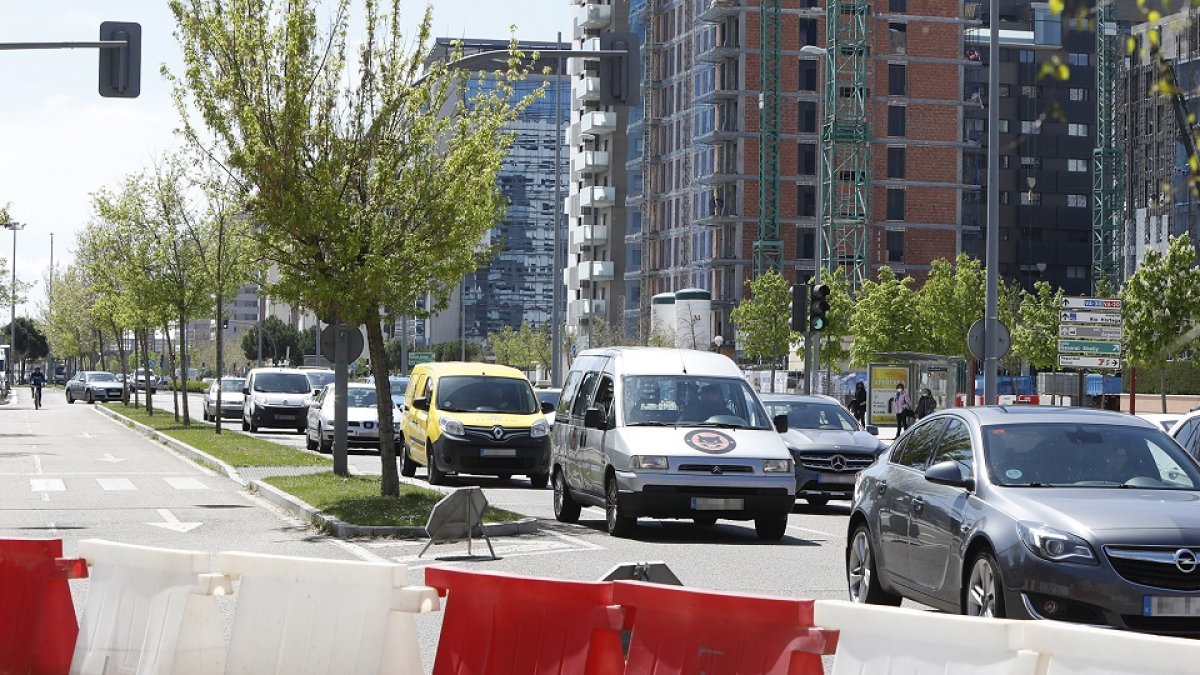 Vehículos en uno de los puntos afectados por las obras en el  Paseo de Farnesio.- J. M. LOSTAU