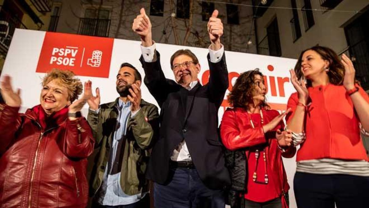 Ximo Puig, eufórico tras confirmarse el triunfo del PSPV en la Comunidad Valenciana y la posibilidad de reeditar el Botànic.-MIGUEL LORENZO