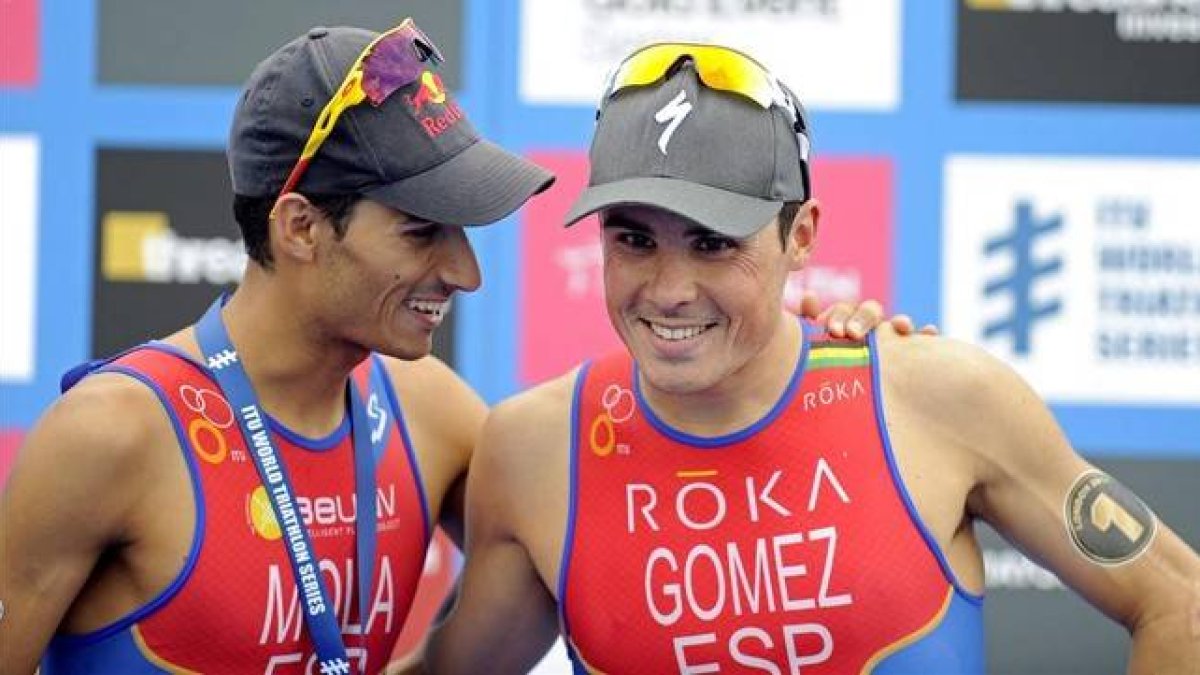 Javier Gómez Noya (derecha) y Mario Mola, en el podio de la prueba de Londres del año pasado.-EFE / GERRY PENNY