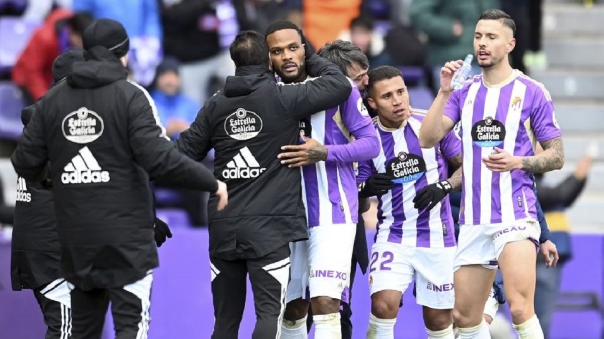 Cyle Larin es felicitado por el banquillo del real Valladolid tras su gol salvador. / LALIGA