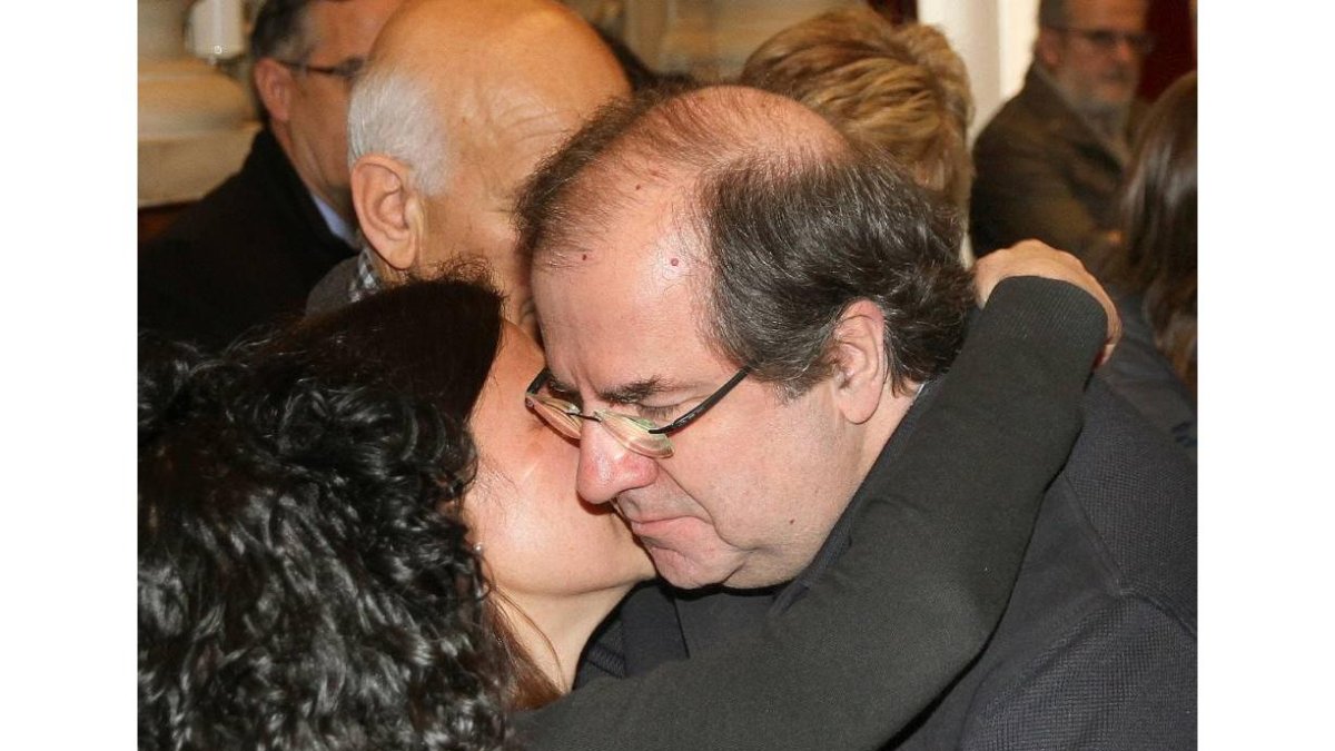El presidente de la Junta, Juan Vicente Herrera, da el pésame a la viuda, María Antonia Pardo-Ical