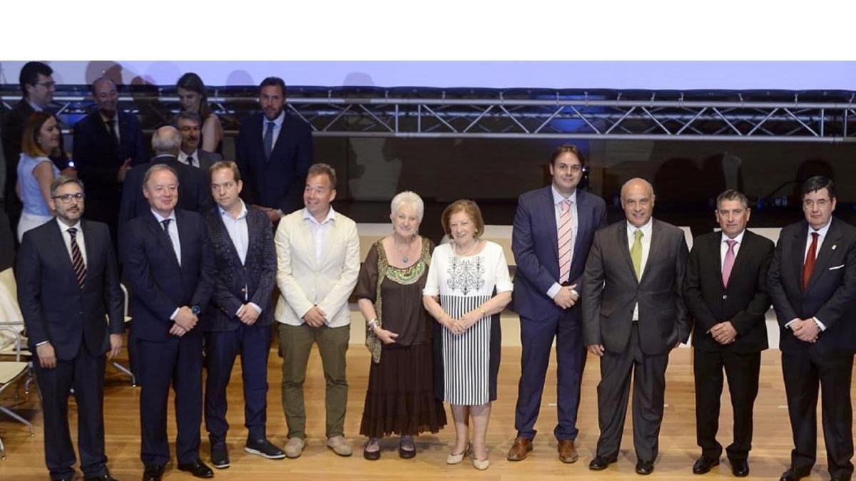 Foto de familia de los empresarios galardonados con los Premios Cecale 2017 en el Auditorio Miguel Delibes de Valladolid.-ICAL