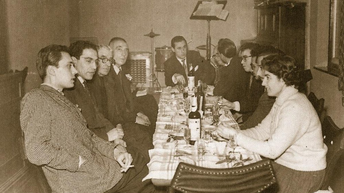 Umbral en una merienda con los compañeros de La Voz de León.-E.M.