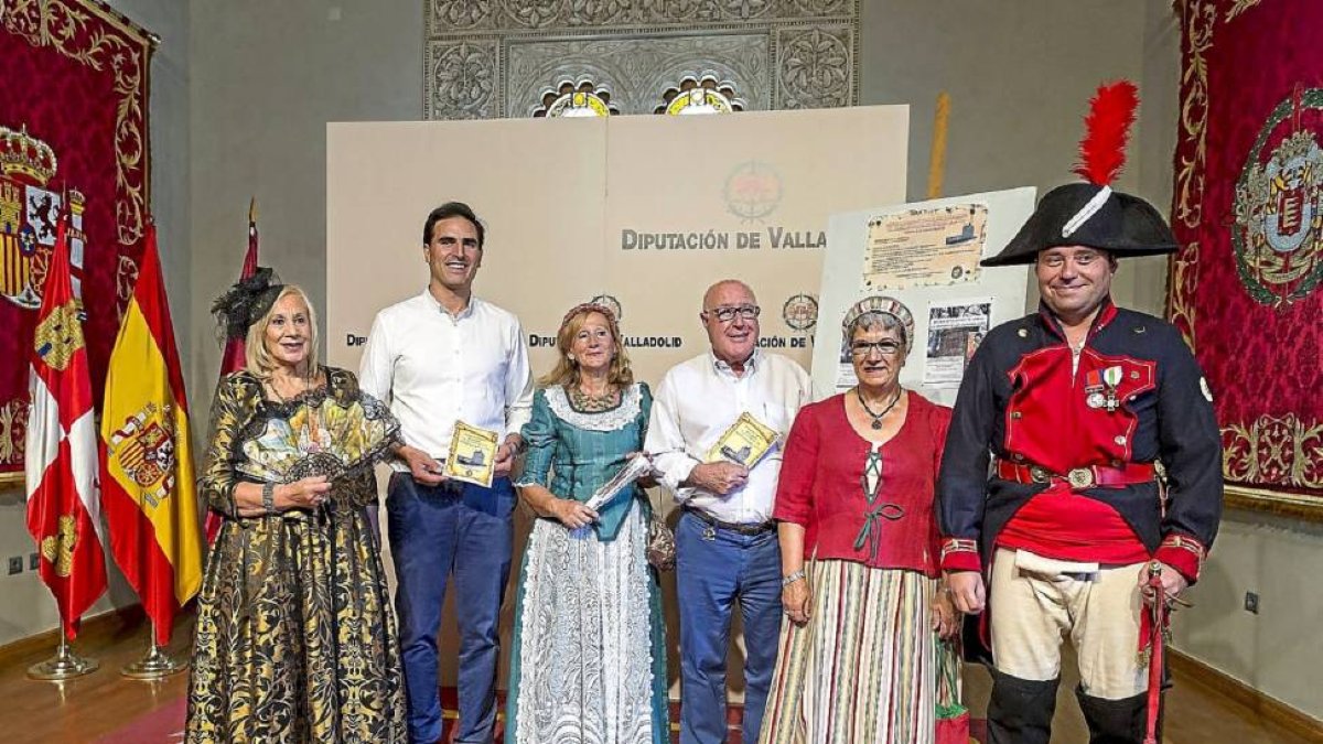 Guzmán Gómez y el alcalde de Pozaldez, Eduardo Ibáñez junto a cuatro actores de la recreación.-E.M