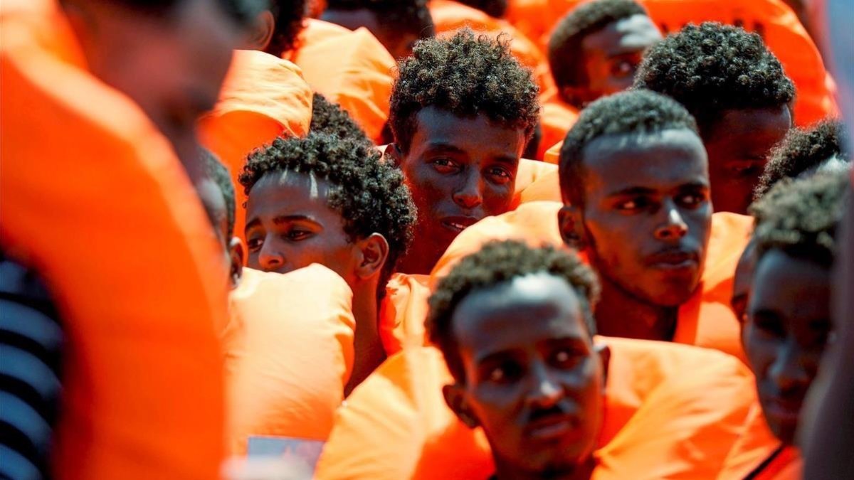 Uno de los grupos de inmigrantes que fueron rescatados el viernes por el Aquarius-EFE