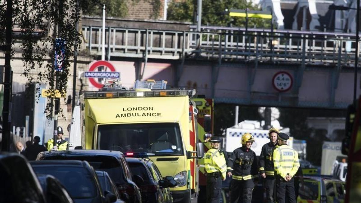Miembros de los servicios de emergencia acordonan la zona de la estación de metro Parsons Green en Londres (Reino Unido) tras una explosión este 15 de septiembre.-EFE