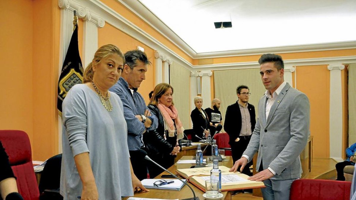 Sergio Ayala tomó ayer posesión de su acta de concejal (en la foto).-S.G.C