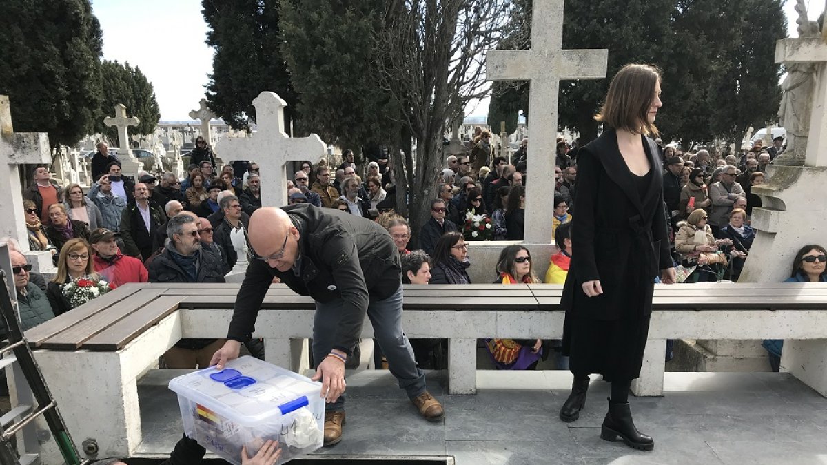 Entierro de las 245 personas recuperadas de fosas comunes. - J. M. LOSTAU