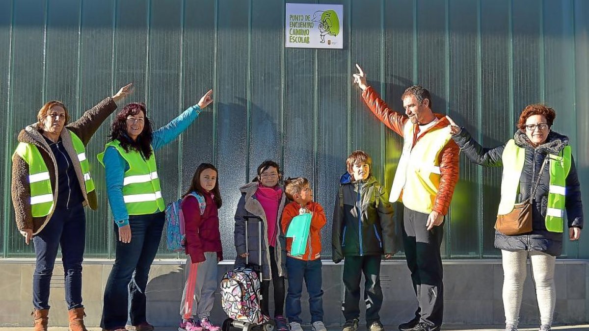 Alumnos y padres del programa ‘Al cole andando’.-E. M.