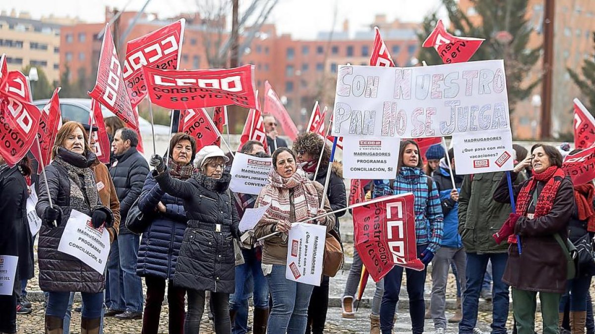 Grupo de monitores de Madrugadores se manifiestan frente a la Consejería de Educación.-PHOTOGENIC/ PABLO REQUEJO