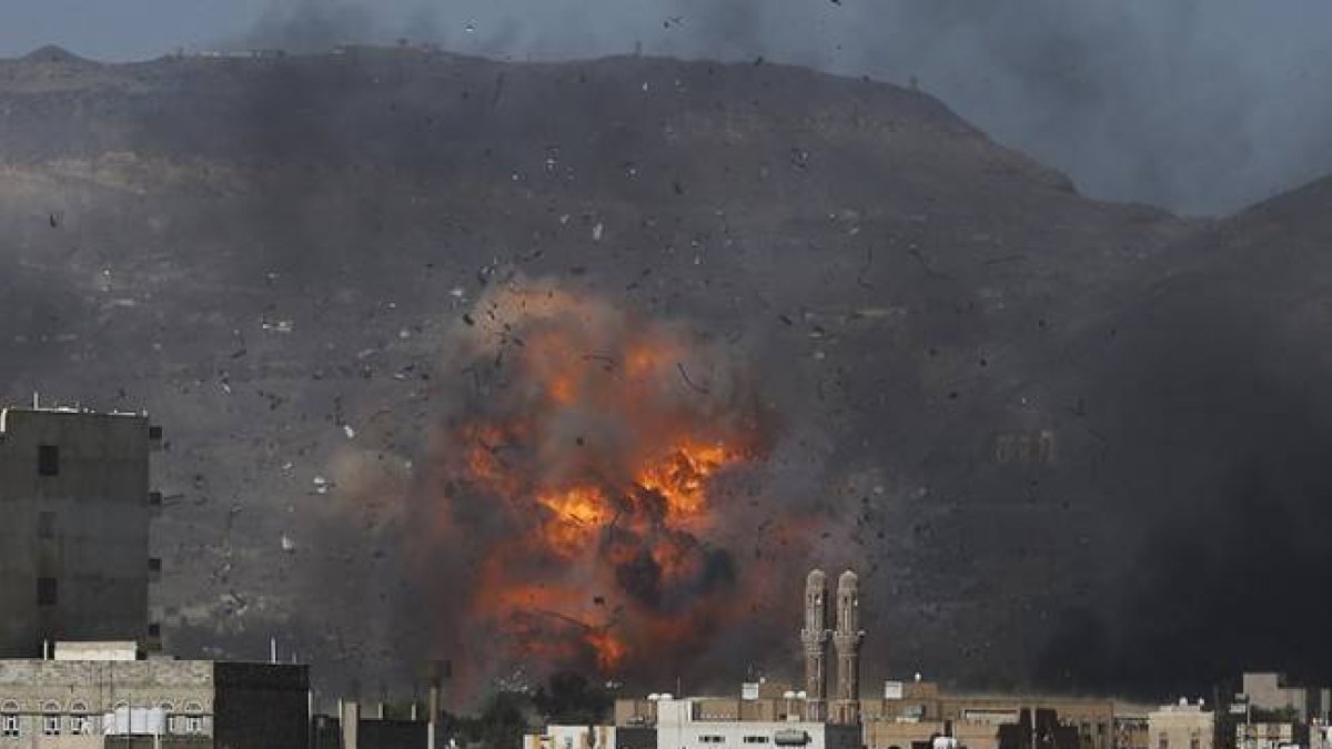 Bombardeo saudí sobre el depósito de munición de una base militar en la capital de Yemen, Saná.-Foto: REUTERS / KHALED ABDULLAH