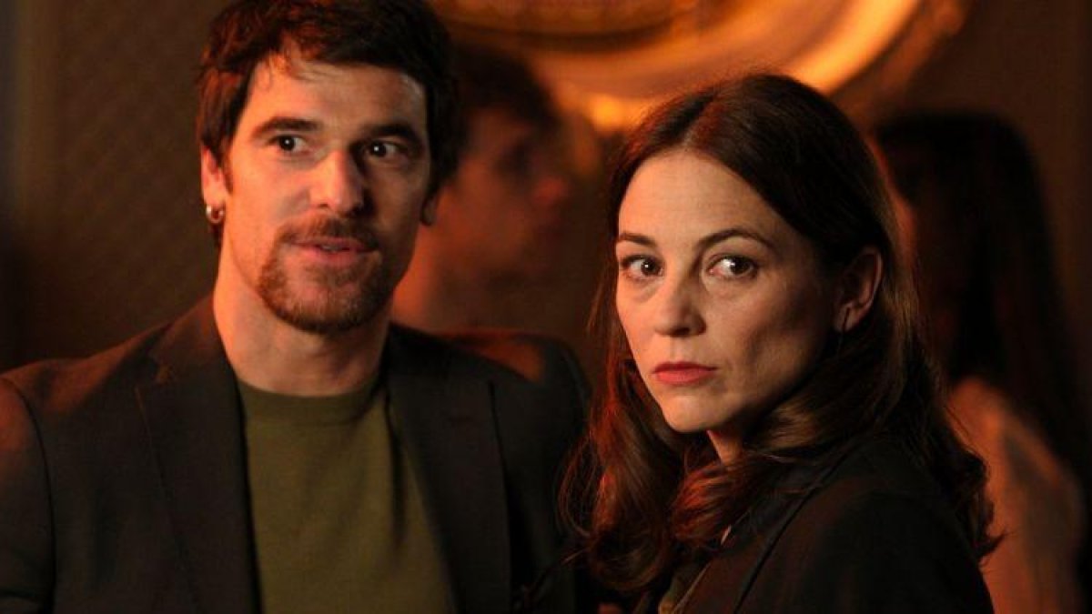 Alfonso Bassave y Leonor Watling, en el telfilme de TVE-1 Asesinato en la universidad.-RTVE