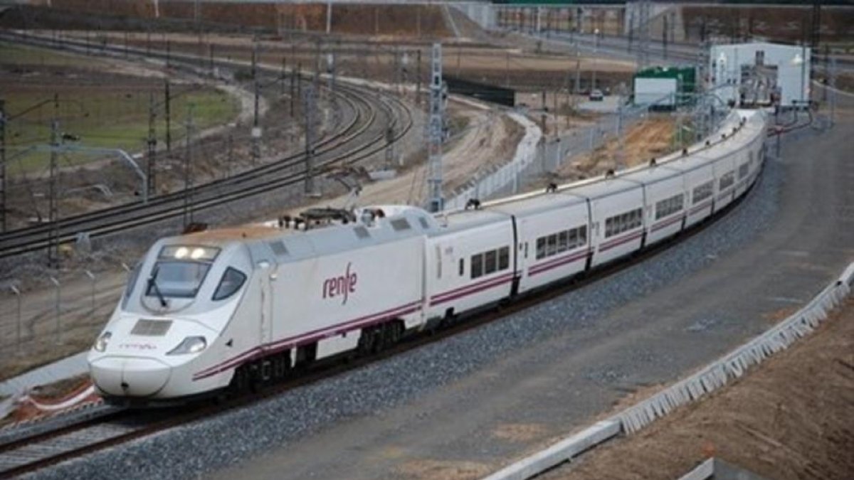 Imagen del AVE realizando un recorrido.-EUROPA PRESS
