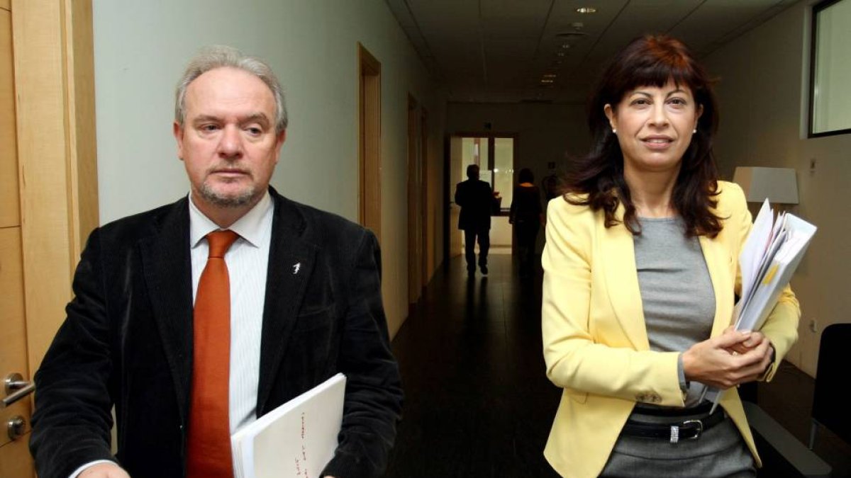 La portavoz del Grupo Socialista en las Cortes, Ana Redondo, y el secretario general del grupo, José Francisco Martín, informan sobre las enmiendas parciales al proyecto de Presupuestos Generales de la Comunidad para 2015-Ical