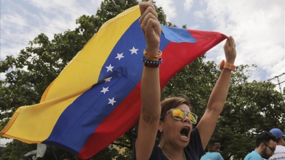 Una detractora de Maduro protesta contra la victoria electoral del dirigente.-FERNANDO LLANO (AP)