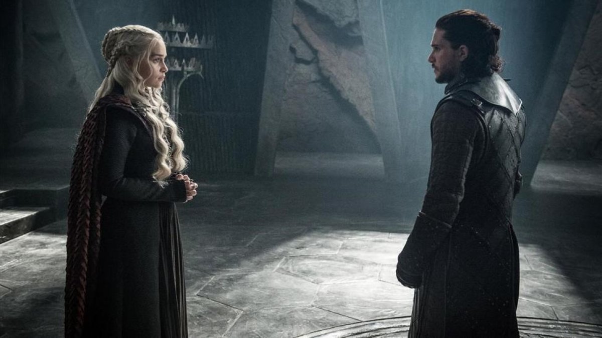 Los actores Emilia Clarke (como Daenerys Targaryen) y Kit Harington (Jon Snow), en la serie de la cadena HBO Juego de tronos.-HELEN SLOAN