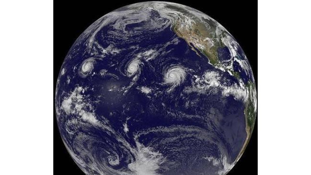 Los huracanes Kilo, Ignacio y Jimena, en el Pacífico central.-Foto: NOAA