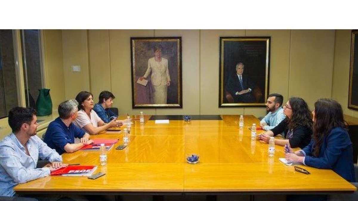 La candidata socialista a la Presidencia del Gobierno de La Rioja, Concha Andreu (3i), y la diputada de UP por Podemos, Raquel Romero (2d), encabezan los equipos negociadores.-RAQUEL MANZANARES / EFE