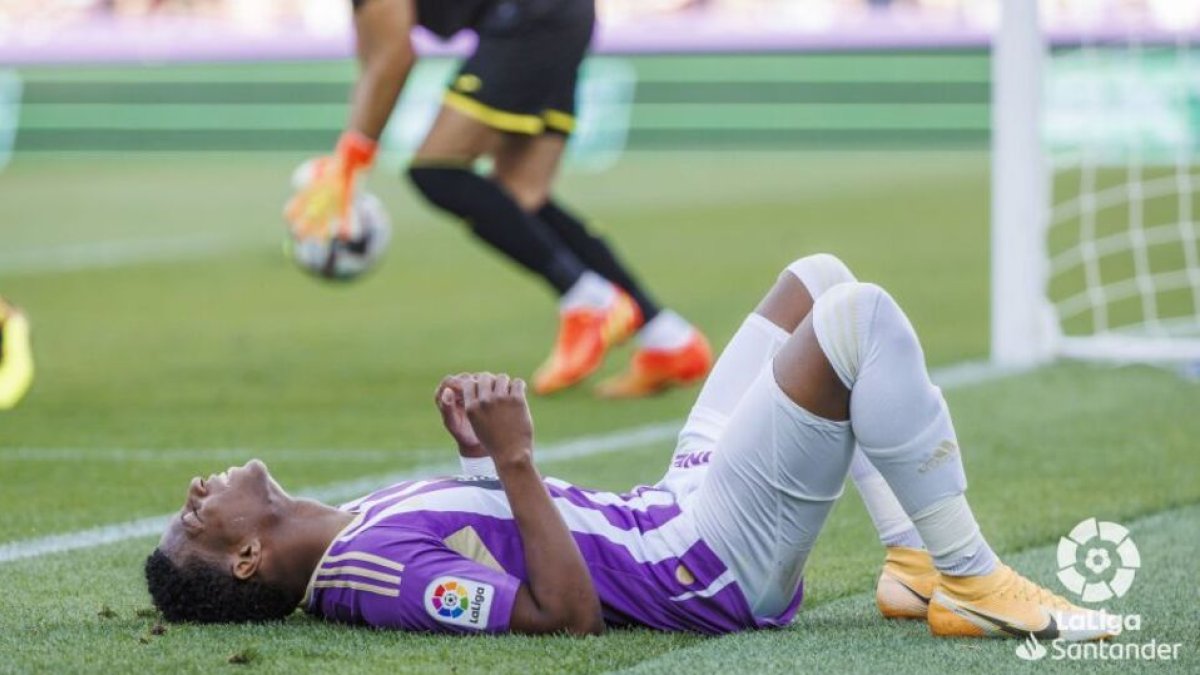 Gonzalo Plata se duele en el césped tras un centro que acabó en córner. / LA LIGA