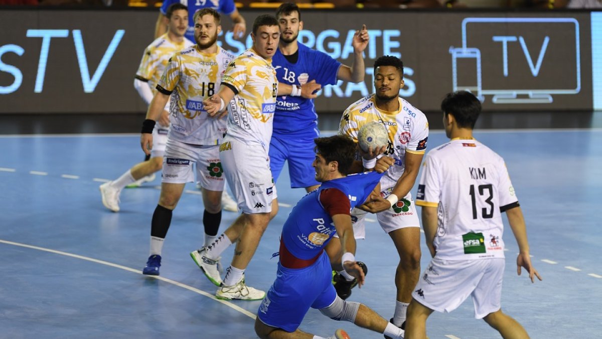 Una acción del derbi entre Ademar y Recoletas, dos de los tres clubes más beneficiados por parte del CSD. / EL MUNDO