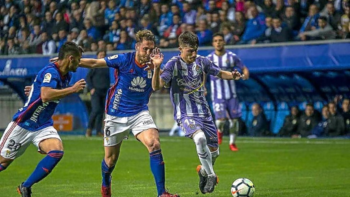 Toni encara y se marcha por velocidad de Carlos Hernández.-PHOTO-DEPORTE