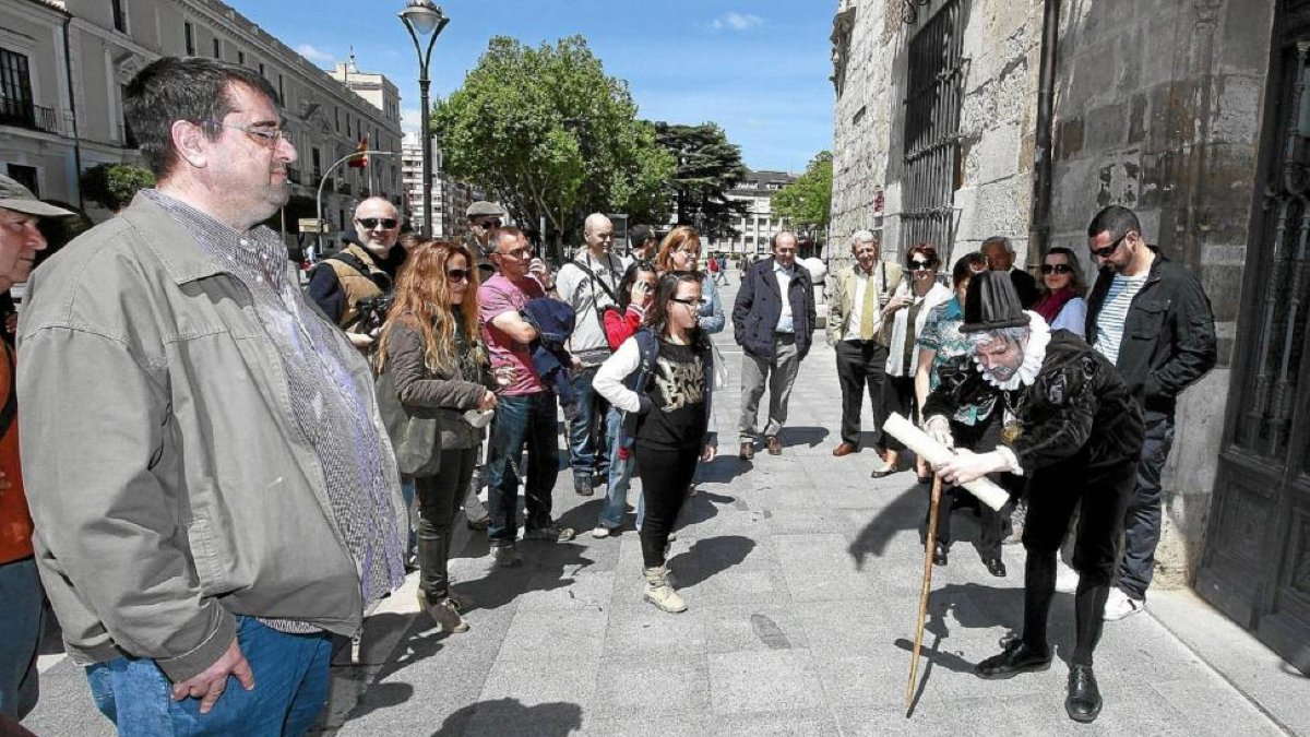 Una de las rutas teatralizadas por la ciudad.-El Mundo