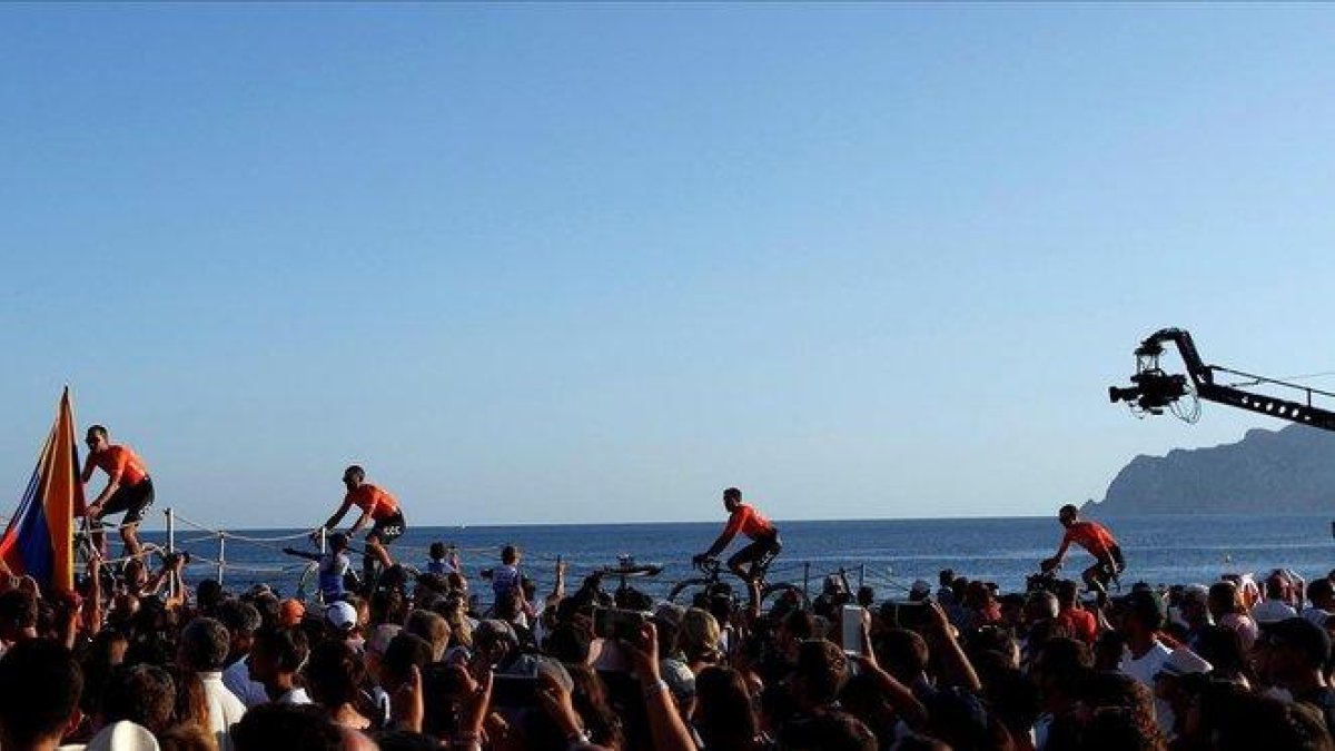 Los ciclistas del equipo polaco del CCC, el jueves, durante la presentación oficial de la edición 2019.-EFE / JAVIER LIZON