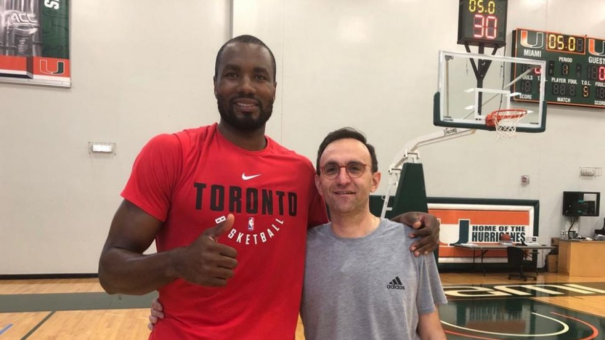 El vallisoletano Hugo López, junto al jugador de los Toronto Raptors, Serge Ibaka, ayer en Miami.-EL MUNDO