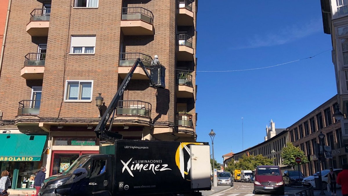 Inicio de las obras para colocar el cableado navideño en Valladolid. - EM