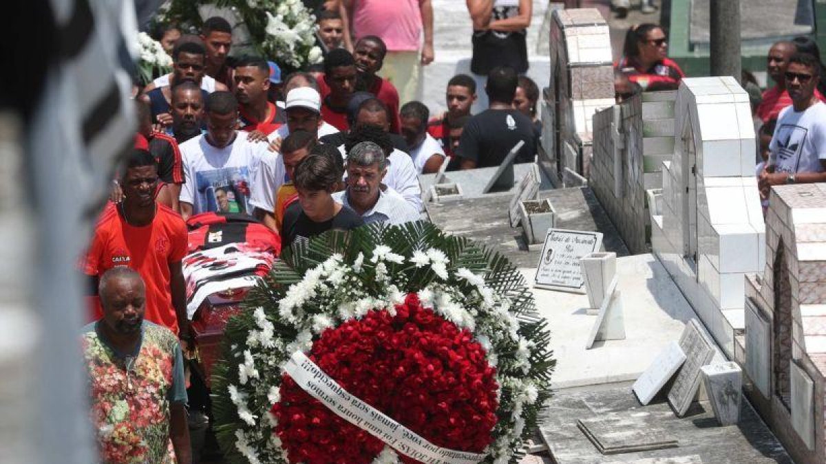 El feretro del joven arquero Christian Esmerio, quien perdió la vida en el incendio en una de las sedes del club Flamengo.-EFE / MARCELO SAYAO