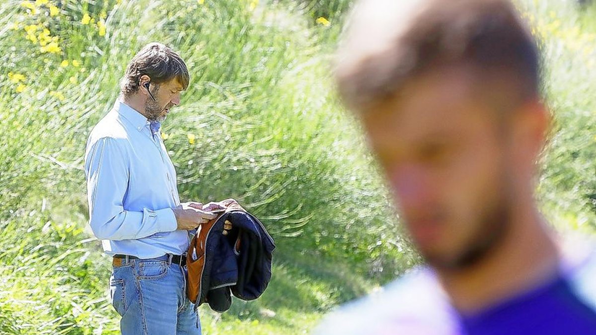 Carlos Suárez consulta su móvil durante el entrenamiento del pasado miércoles.-J.M.LOSTAU