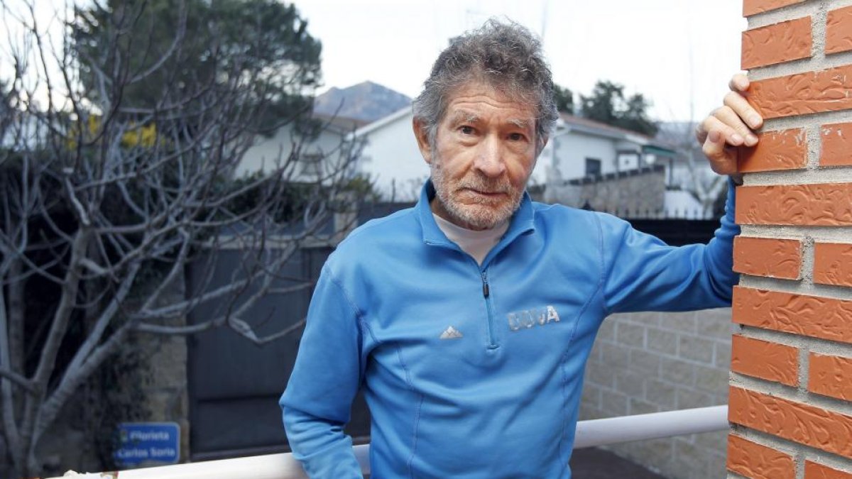 El alpinista nacido en Ávila, Carlos Soria, en su domicilio unos días antes de partir hacia su nuevo viaje, donde intentara coronar dos montañas de ocho mil metros-ICAL