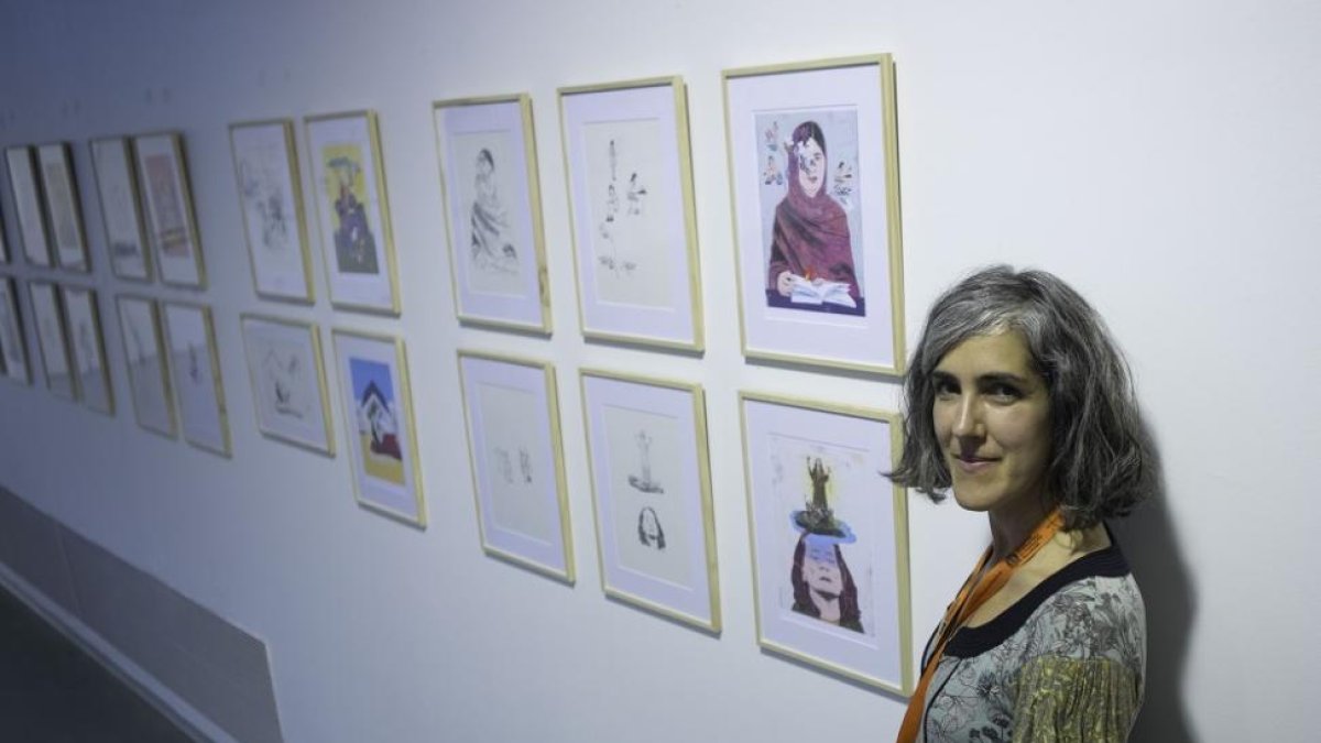 Sonia Pulido, ayer, en la sala Multiusos del LAVAjunto a algunas de las ilustraciones que fomrna parte de la exposición ‘Esto y auqello. También lo de más allá’.-PHOTOGENIC