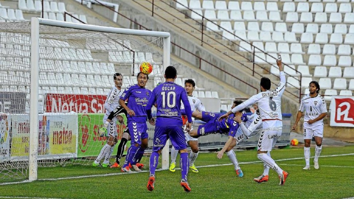 Jugada en la que el árbitro anula un gol a Rodri por presunta obstrucción de Silva al portero del Albacete.-Photo-deporte
