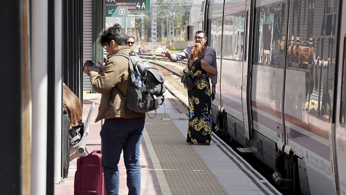Tren de Media Distancia en la estación de Valladolid. 