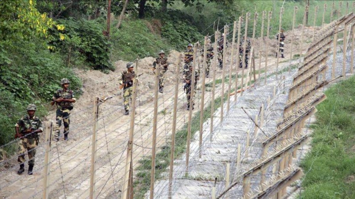Guardias indios en la frontera de Cachemira.-EFE / JAIPAL SINGH