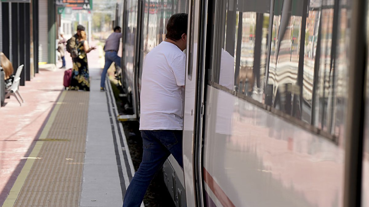 Tren de Media Distancia entre Valladolid y la estación de Madrid, Príncipe Pío en una imagen de archivo. / PHOTOGENIC