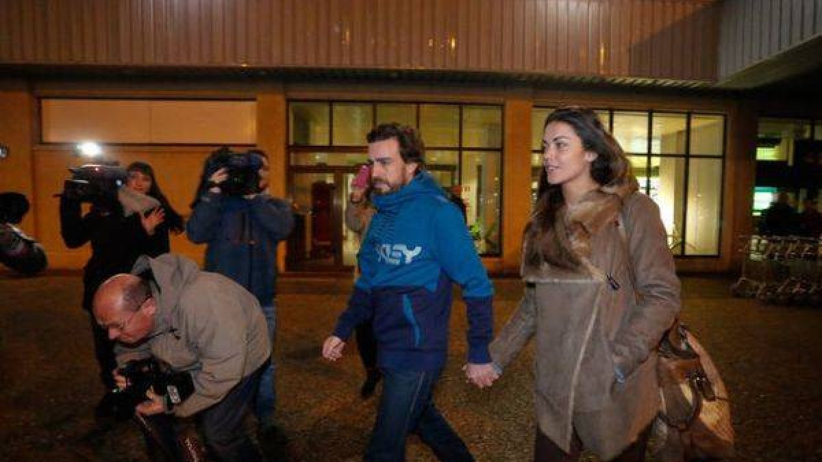 Fernando Alonso y Lara Álvarez en el aeropuerto de Avilés.-Foto: MARA VILLAMUZA / LA NUEVA ESPAÑA