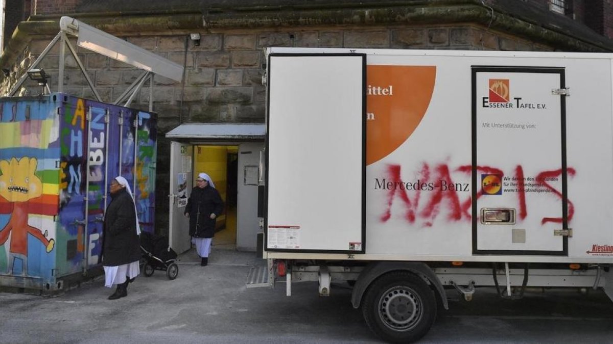 Un camión del banco de alimentos de Essen con una pintada de protesta.-AP / MARTIN MEISSNER