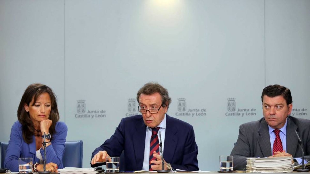 (I a D) La viceconsejera de Ordenación del Territorio y Relaciones Institucionales; María de Diego; el consejero de la Presidencia, José Antonio de Santiago-Juárez y el director general de Ordenación, José Miguel Gago, comparecen en rueda de prensa para i-Ical