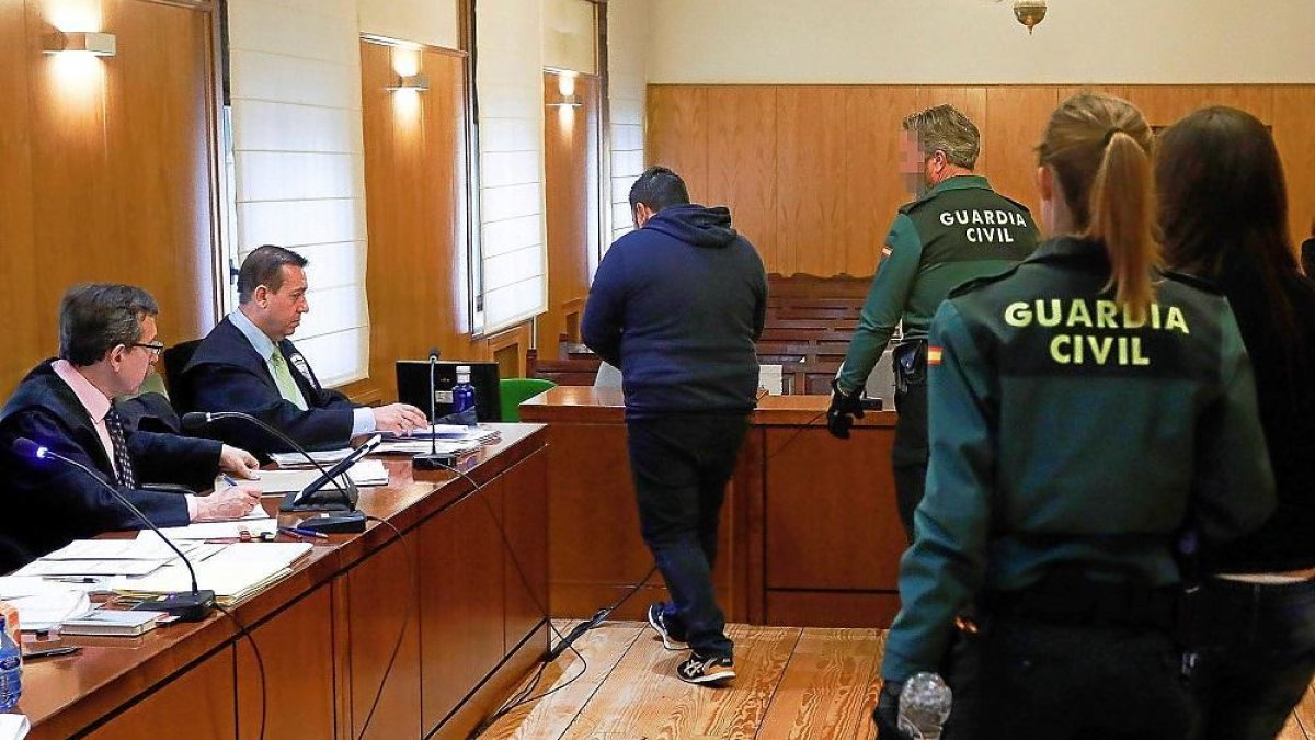 Los acusados, Roberto Hernández y Davinia Muñoz, ayer, al inicio del juicio con jurado en la Audiencia.-POOL EFE