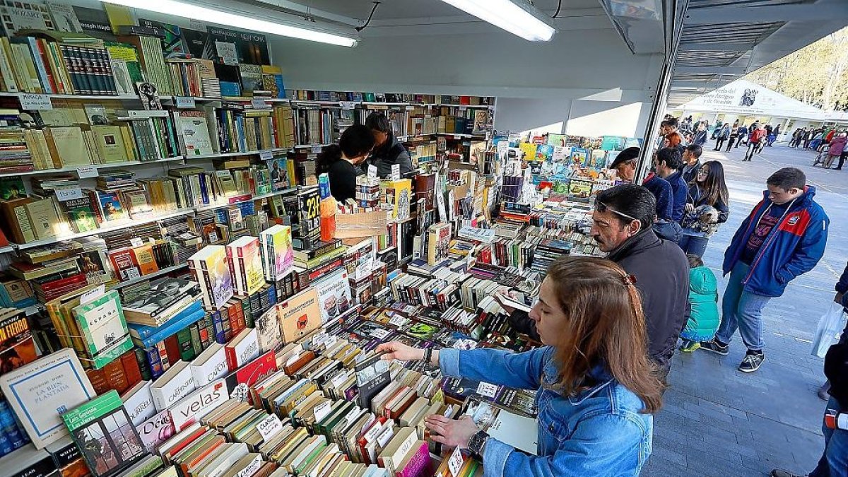 Imagen de uno de los puestos de la Feria del Libro Antiguo en Acera de Recoletos.-,. Á. SANTOS